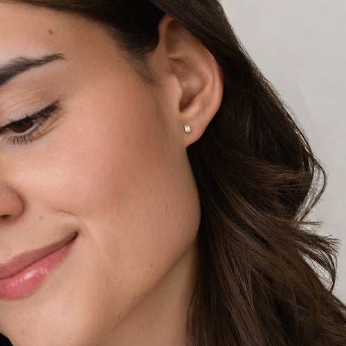 Minimalistické stříbrné peckové náušnice s emerald diamentem Agata