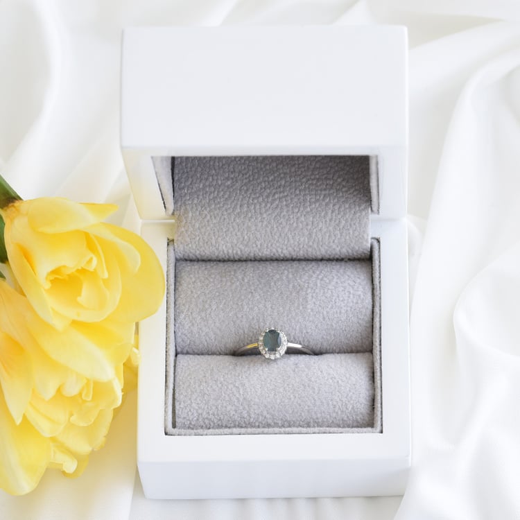 prsten s alexandritem a postranními diamanty ze zlata 84158