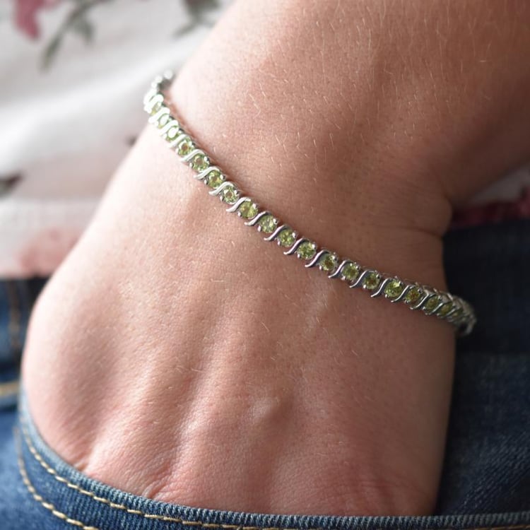 Stříbrný náramek zdobený zelenými olivíny 15040