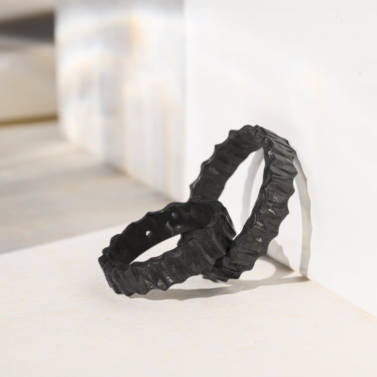 Karbonové snubní prsteny s nerovným povrchem a diamantem Soren 140215