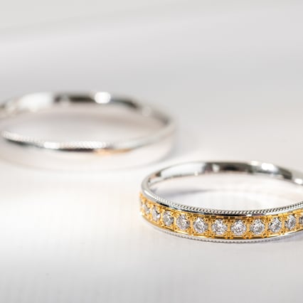 Zlaté snubní prsteny se zdobenými okraji a diamanty Tasha