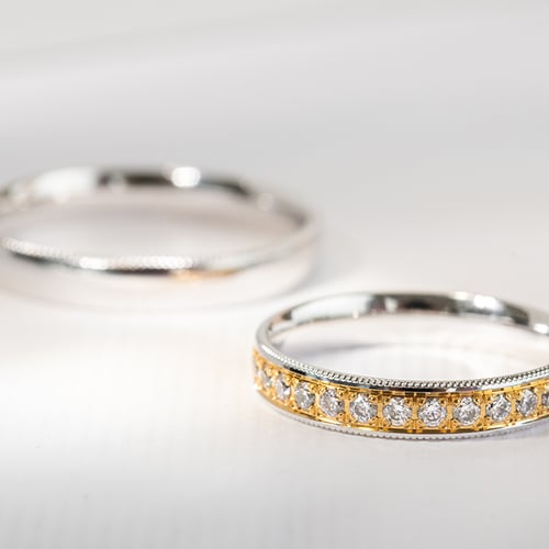 Zlaté snubní prsteny se zdobenými okraji a diamanty Tasha
