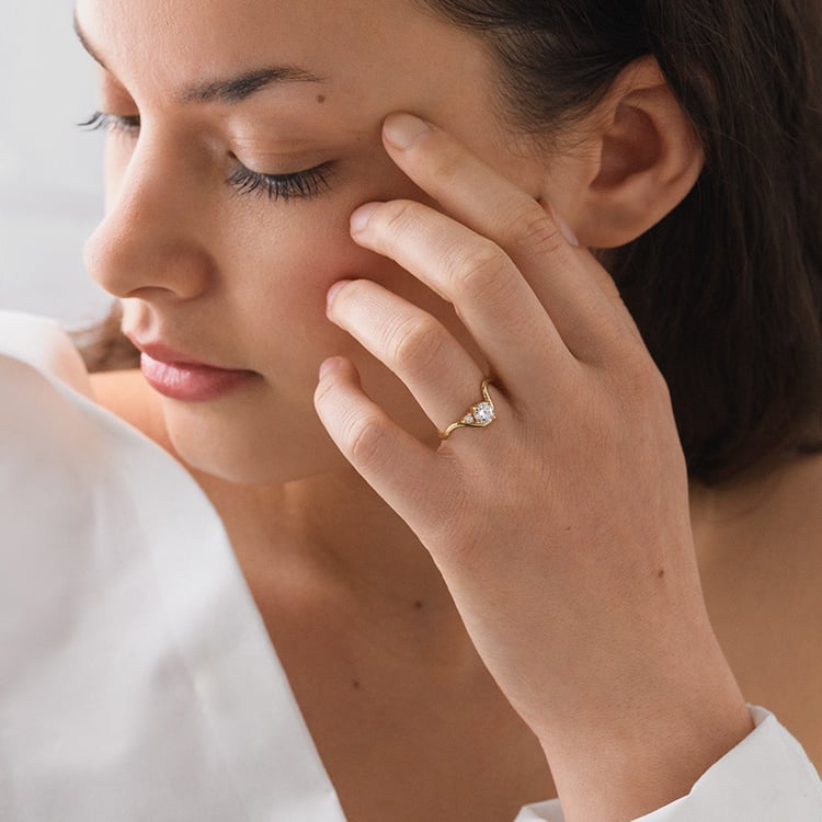 Vlnitý zásnubní prsten s round moissanitem Debora 155011