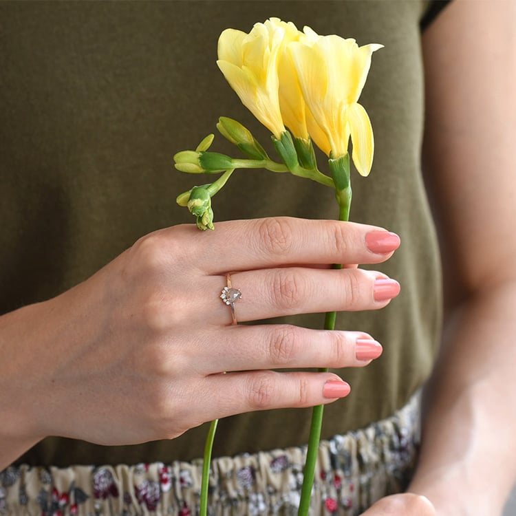 zásnubní prsten se světle růžovým diamantem 82539