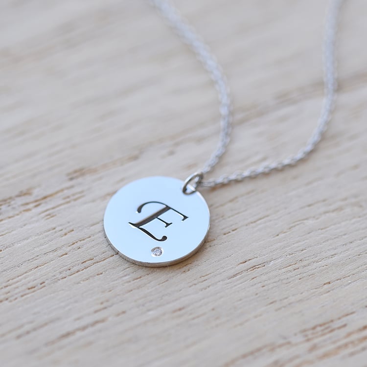 Zlatý přívěsek s gravírem písmene E 61367