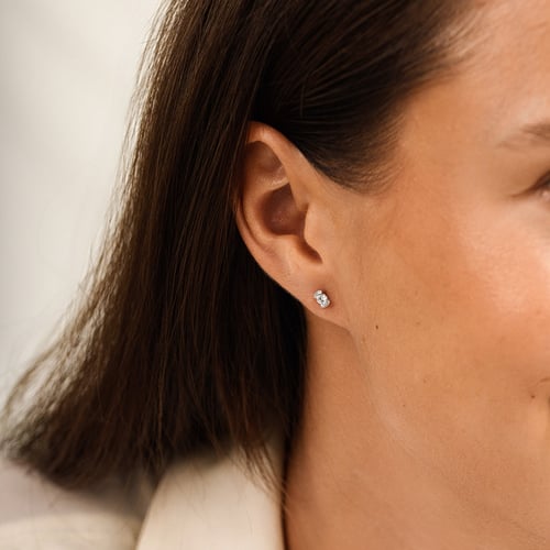 Minimalistické zlaté peckové náušnice s diamanty Vilhelmina