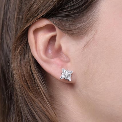 Diamantové květy ve zlatých náušnicích Kassie