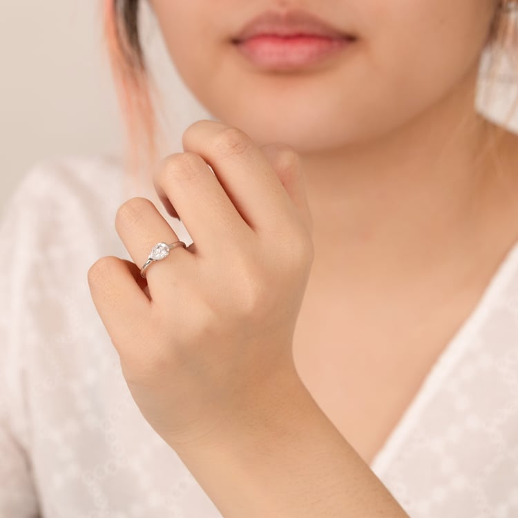 Zlatý prsten s half-bezel pear diamantem Timarete 164514