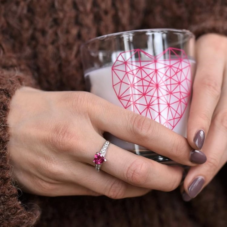 Srdíčkový rubín v stříbrnem prstenu 106405