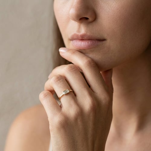 Zásnubní prsten s 0.3ct GIA certifikovaným half-bezel emerald diamantem Pompeia
