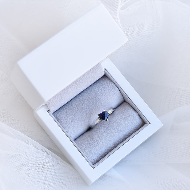 Srdce v půvabném zlatém prstenu s diamanty 93705