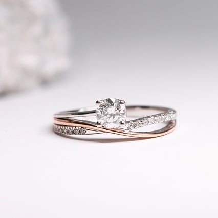 Atypický zásnubní prsten s postranními diamanty Ealair