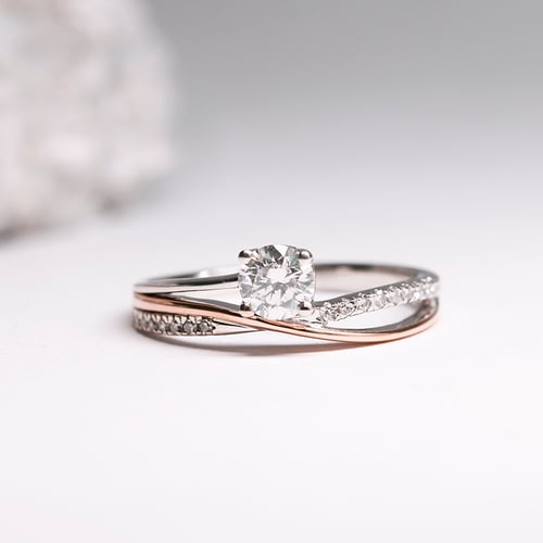 Atypický zásnubní prsten s postranními diamanty Ealair