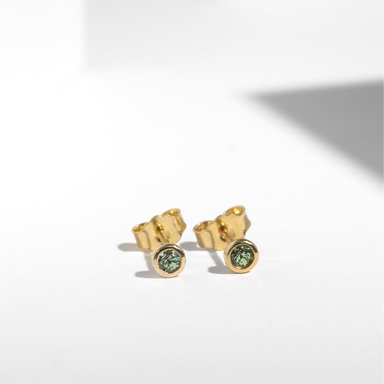 Minimalistické bezel náušnice se zelenými safíry Tofine 125532