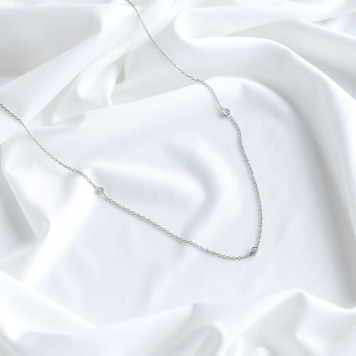 Jemný zlatý náhrdelník se třemi diamanty Pekko