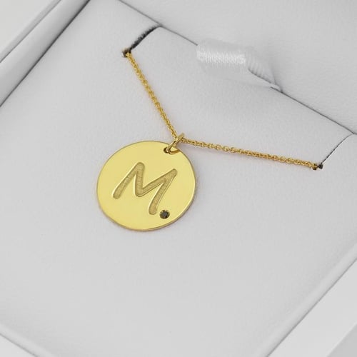 Zlatý přívěsek s černým diamantem a gravírem písmene Sager