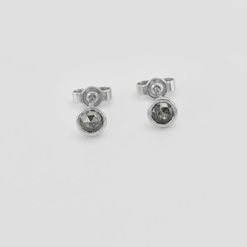 Zlaté bezel náušnice s 0.52ct salt and pepper diamanty Gledina