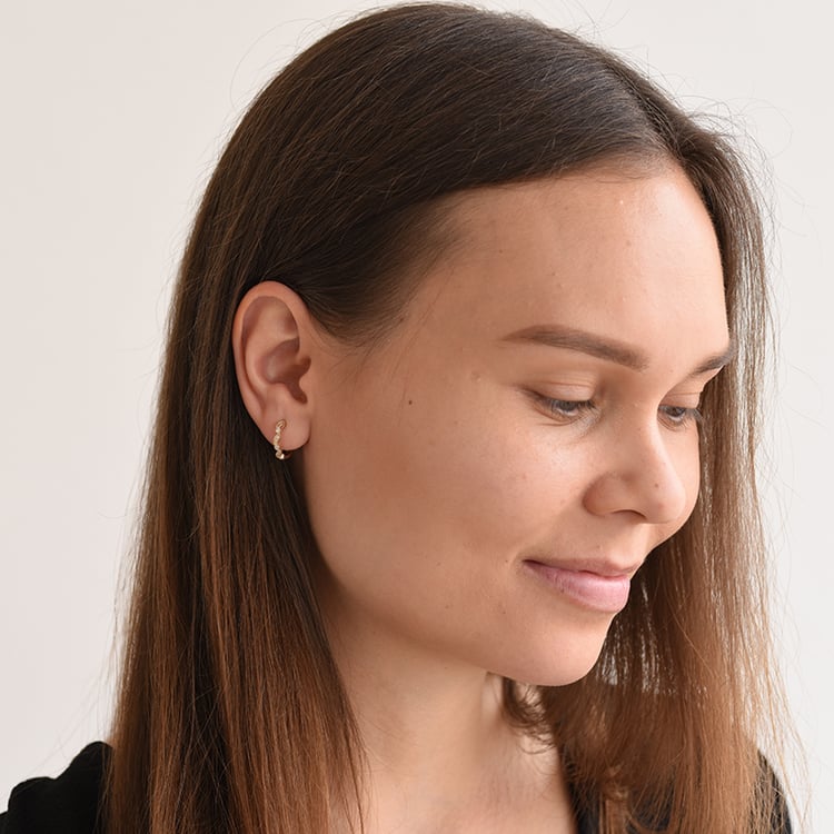 Bílé diamanty ve zlatých náušnicích 63050