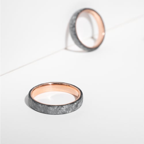Mírně zaoblené snubní prsteny z karbonu a zlata s diamanty Otis