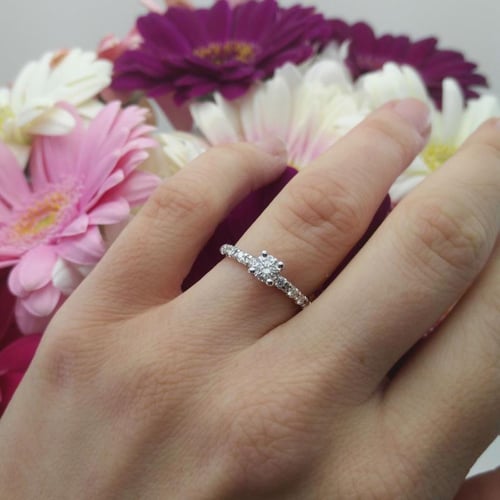 Zlatý zásnubní prsten s moissanitem a lab-grown diamanty Megha