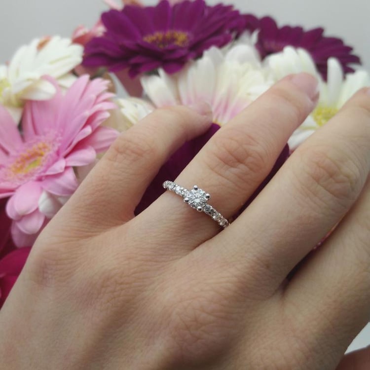 Zlatý zásnubní prsten s diamanty 46153