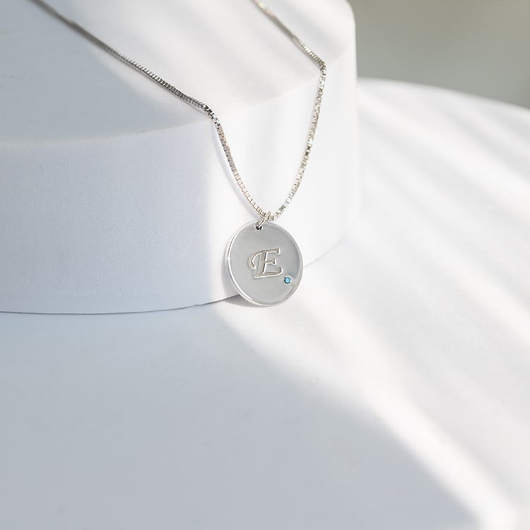 Platinový přívěsek s modrým diamantem a gravírem písmene Sager 144602