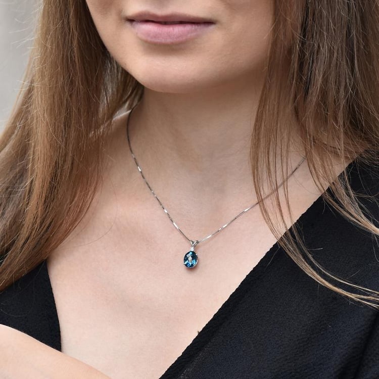 Zlatý náhrdelník s topazem 31020