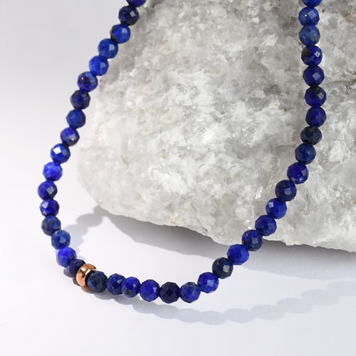 Pozlacený stříbrný náhrdelník s lapis lazuli korálky Samia