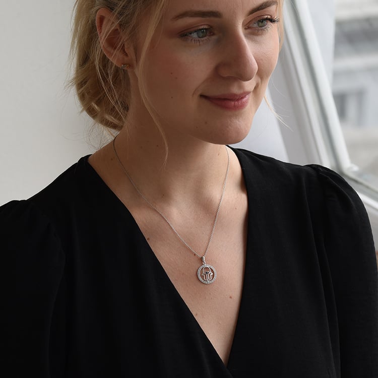 safírový náhrdelník ve tvaru ruky 70155