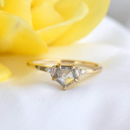 Salt and pepper diamant v dokonalém zlatém prstenu Stefan