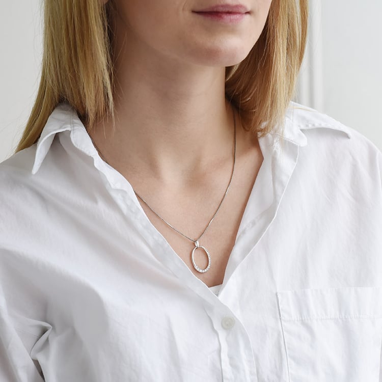 Stříbrný oválný přívěsek se zirkony 90741