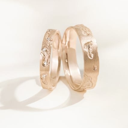 Snubní prsteny s ručně rytým povrchem z oříškového zlata Cley