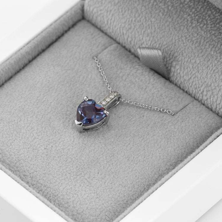 Přívěsek ve tvaru srdce s alexandritem a diamanty 47260