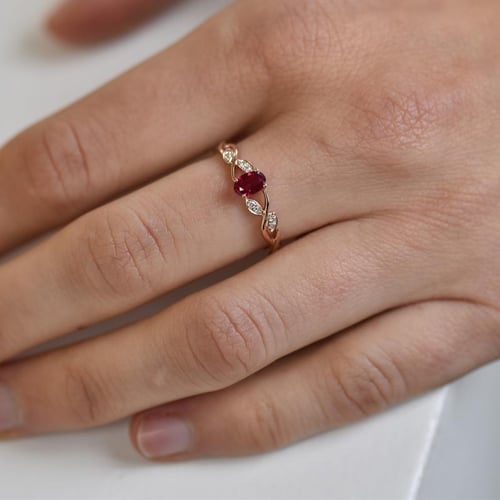 Zlatý prsten s rubínem a diamanty Ada