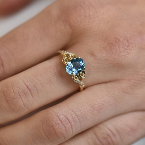 Zlatý prsten se švýcarským topazem a diamanty Alanyse