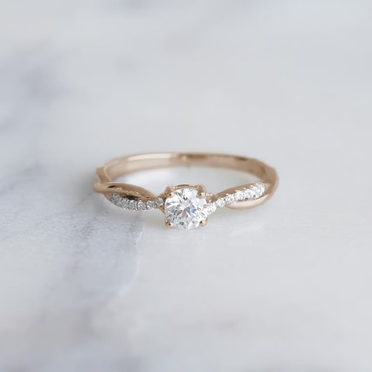 Zásnubní proplétaný prsten z oříškového zlata s postranními diamanty 165196