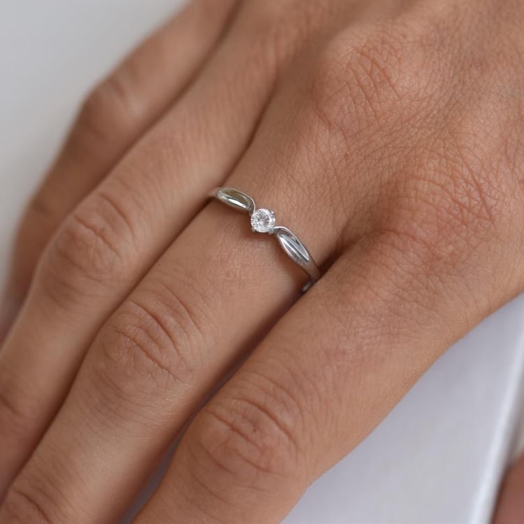 Zlatý zásnubní prsten 8712