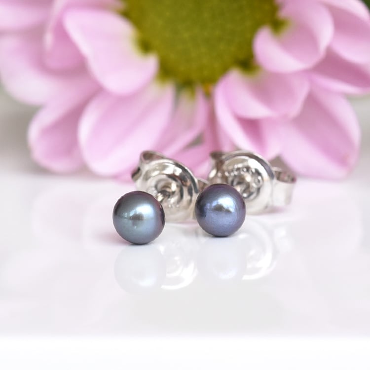 Minimalistické náušnice s černými perlami 83230