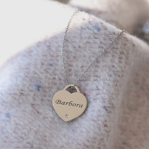 Zlatý přívěsek ve tvaru srdce s gravírem a diamantem Fabianne