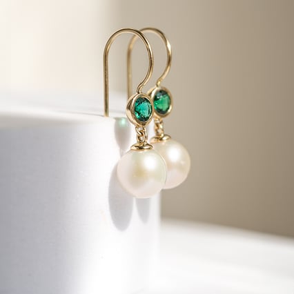 Zlaté perlové náušnice s lab-grown smaragdy Truett