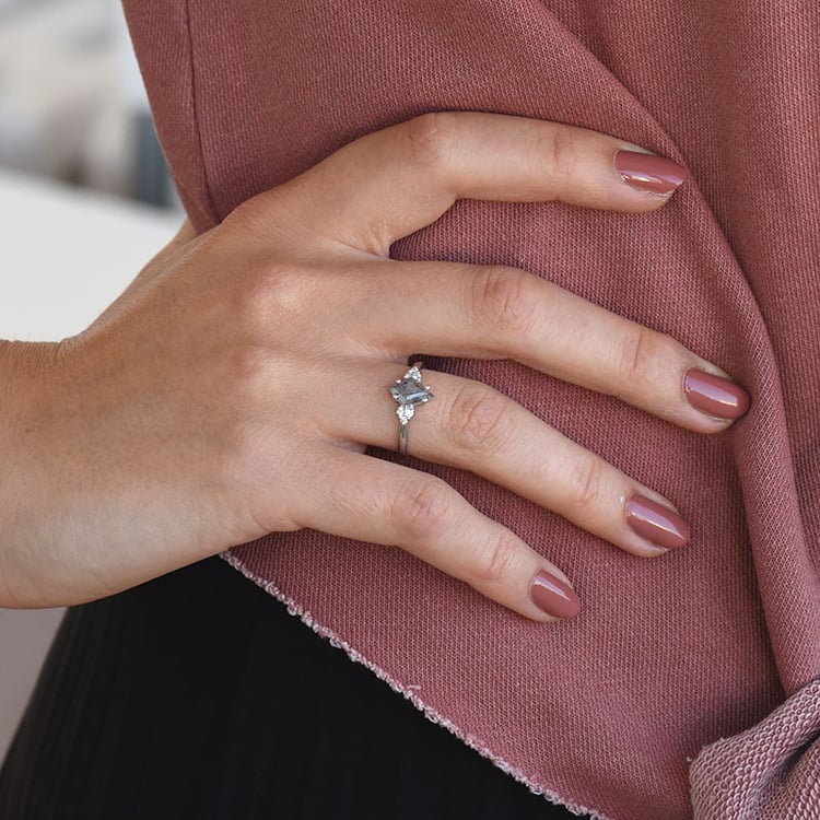 Unikátní prsten z bílého zlata se salt and pepper diamantem 67498