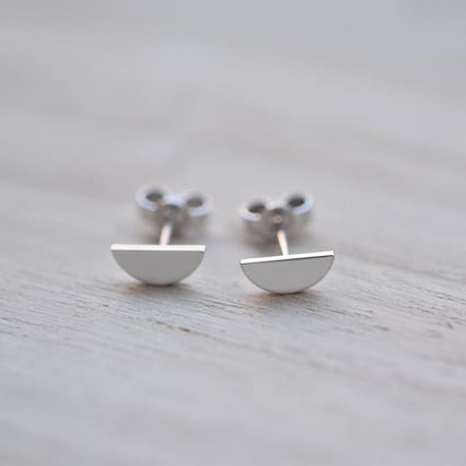 Zlaté minimalistické náušnice ve tvaru půlměsíce Tosdo