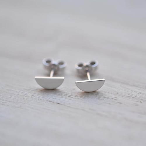 Zlaté minimalistické náušnice ve tvaru půlměsíce Tosdo