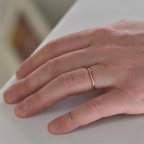 Zlaté jednoduché snubní prsteny se skrytým diamantem Syrma