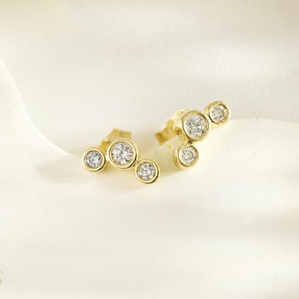 Moderní zlaté náušnice s kulatými lab-grown diamanty Ebba