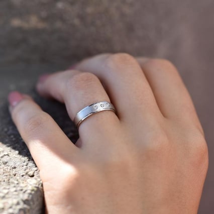 Zlaté snubní prsteny se třemi diamanty Xoana