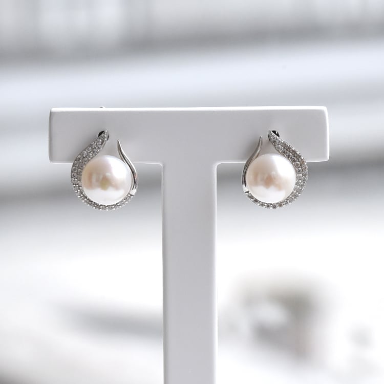 Stříbrné náušnice s perlou a postranními zirkony 78121