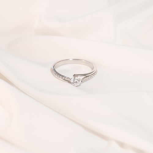 Zásnubní prsten s postranními diamanty Lileas