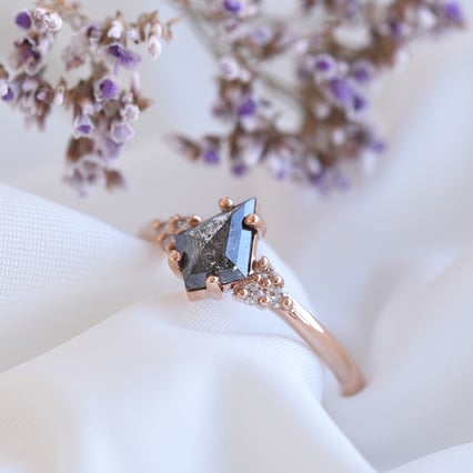 Jedinečný prsten se salt and pepper diamantem Nele