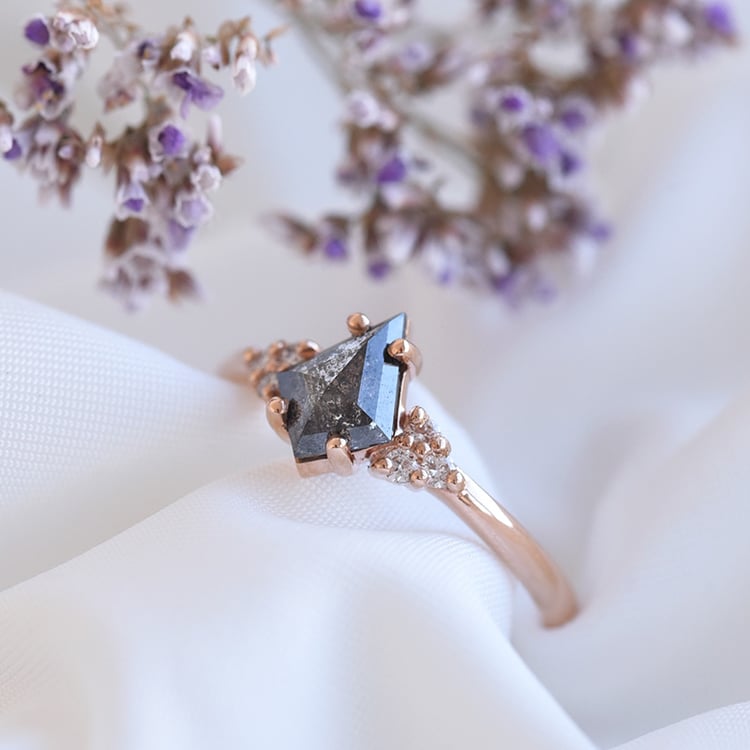 Jedinečný prsten se salt and pepper diamantem ze zlata 80951